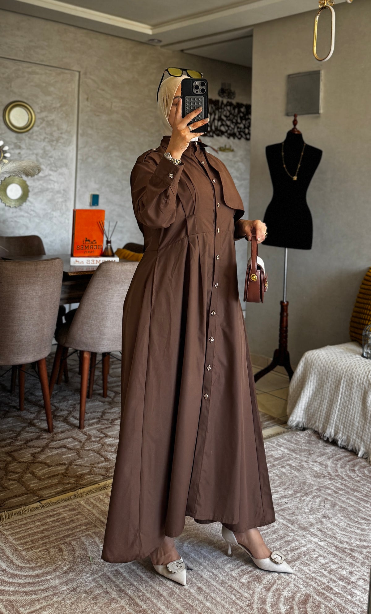 Robe longue marron à col lavallière et taille froncée — Marron Foncé