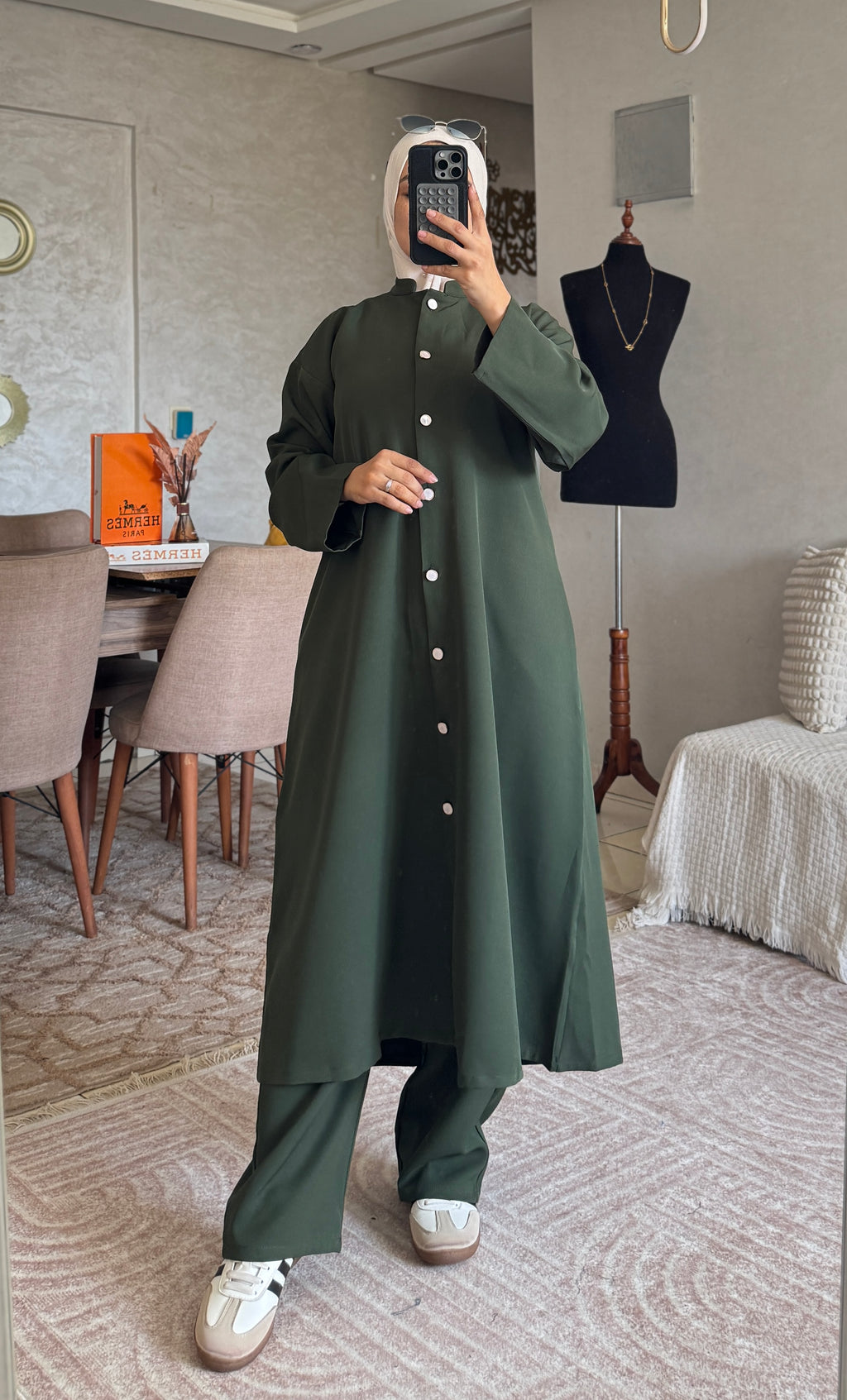 Ensemble femme à tunique longue boutonnée et pantalon ample — Kaki