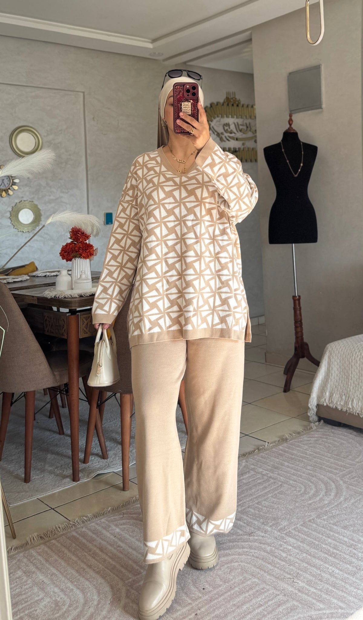 Ensemble femme à tunique géométrique et pantalon droit — Beige