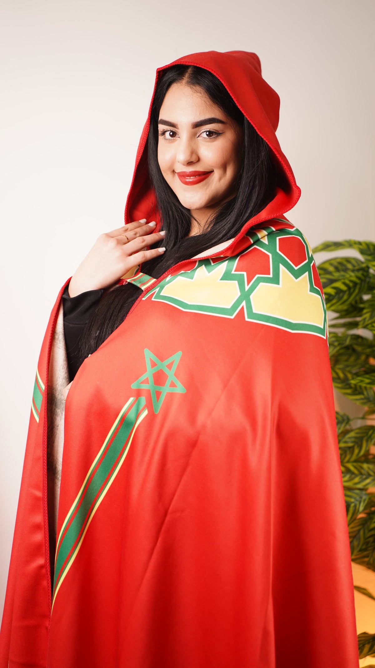 Cape marocaine rouge à capuche et motifs géométriques