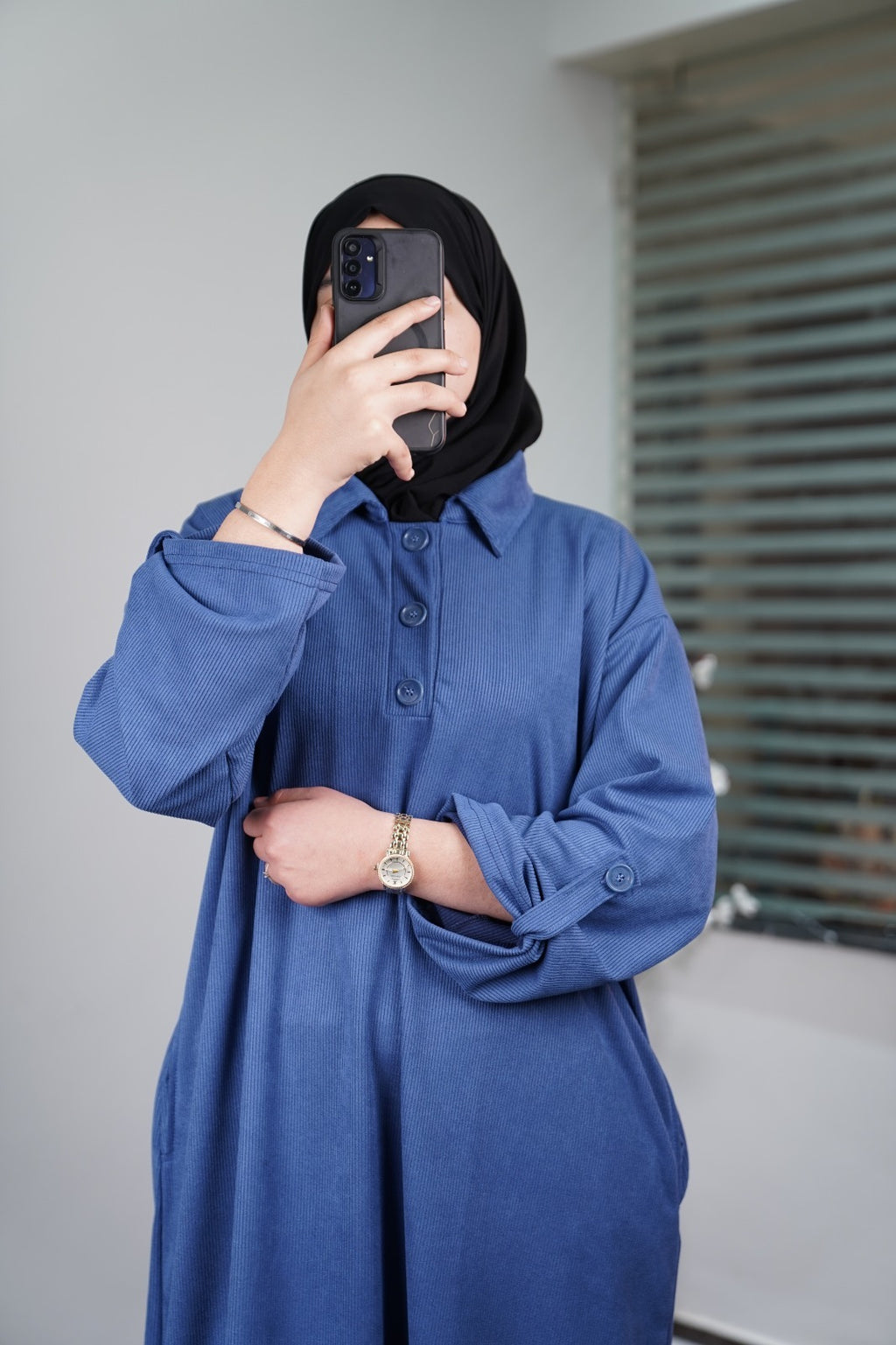 Robe longue en velours côtelé à col polo boutonné — Bleu roi