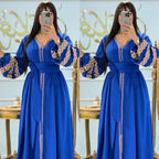 Caftan en crêpe Rosa à sfifa et aakad avec ceinture – Vue 1
