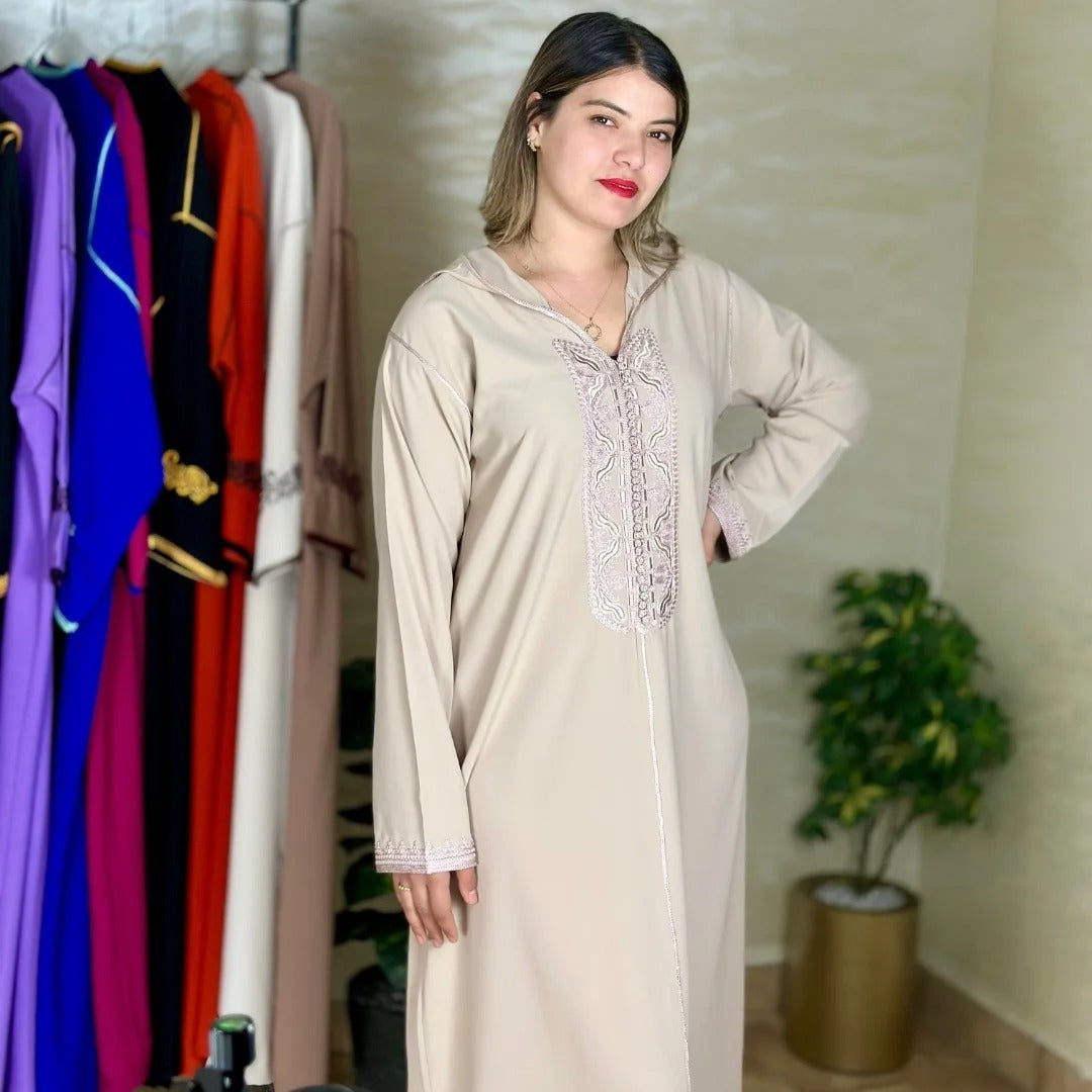 Djellaba Hmaouia en crêpe Rosa à broderie ton sur ton – Modèle 1 – Vue 2