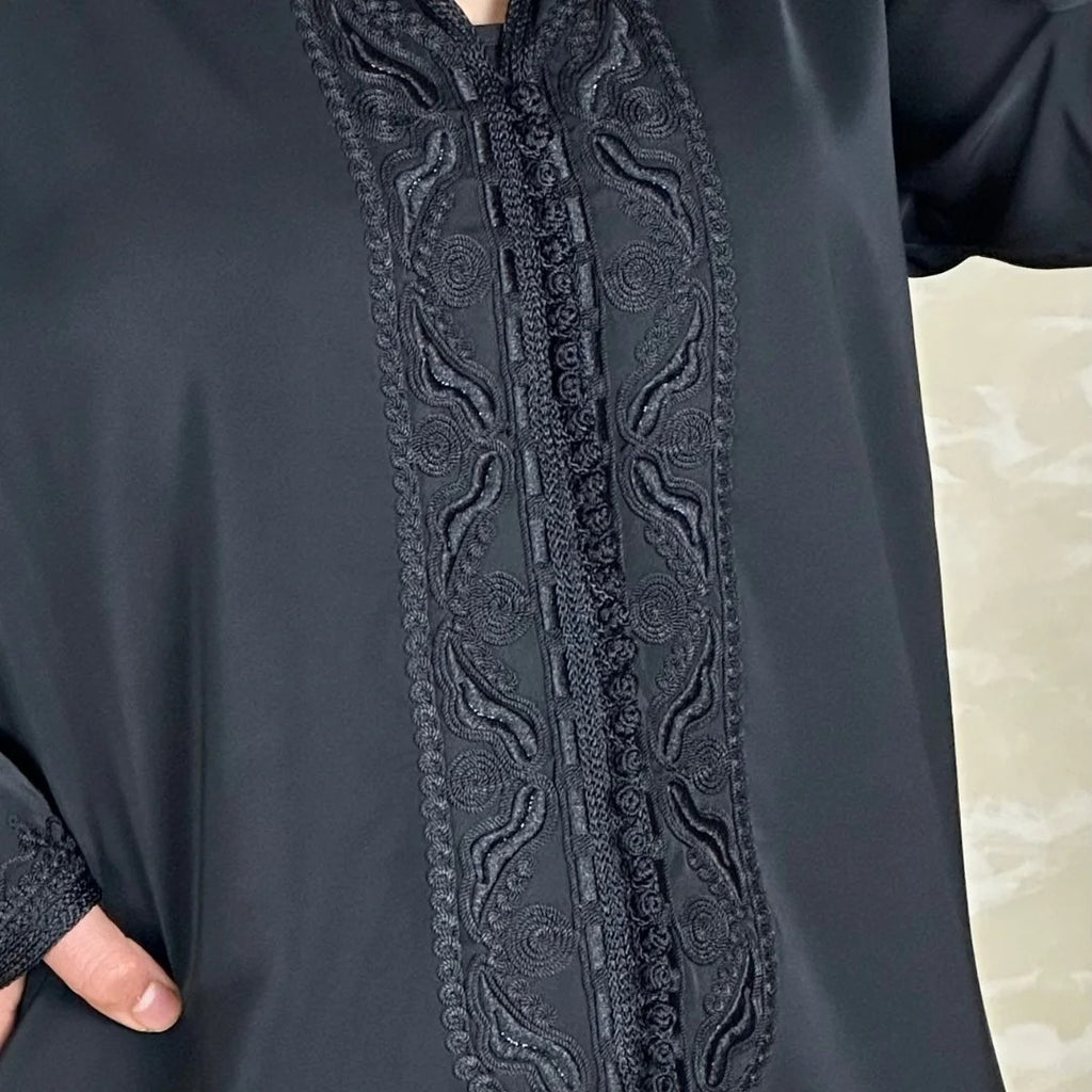 Djellaba Hmaouia en crêpe Rosa à broderie ton sur ton – Modèle 1 – Vue 7