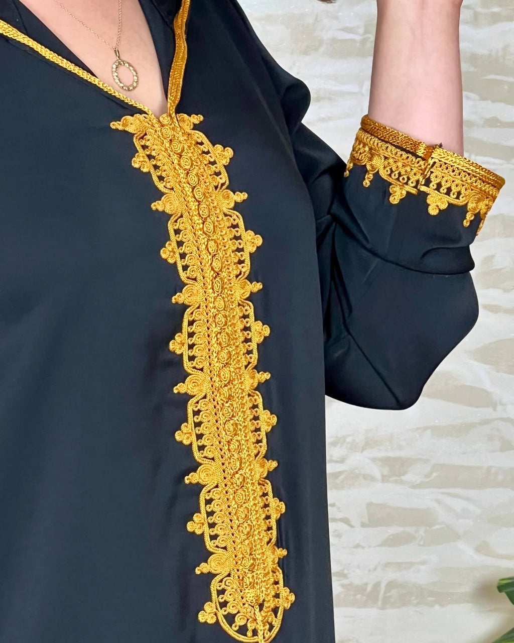 Djellaba marocaine en crêpe Rosa à broderies – Modèle S – Vue 6