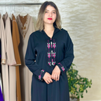 Djellaba en crêpe Rosa à broderies carrées – Vue 3