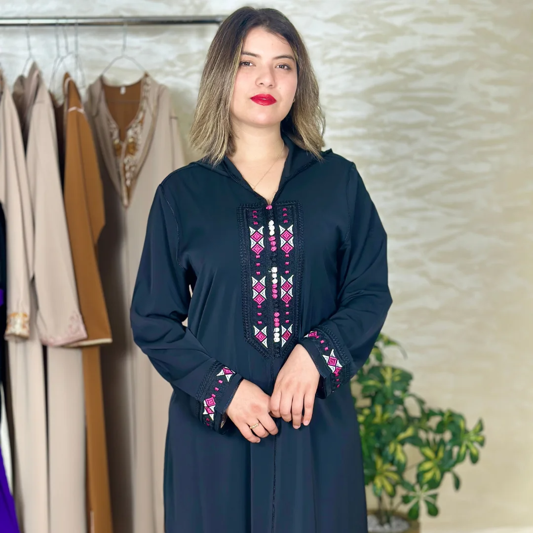 Djellaba en crêpe Rosa à broderies carrées – Vue 3