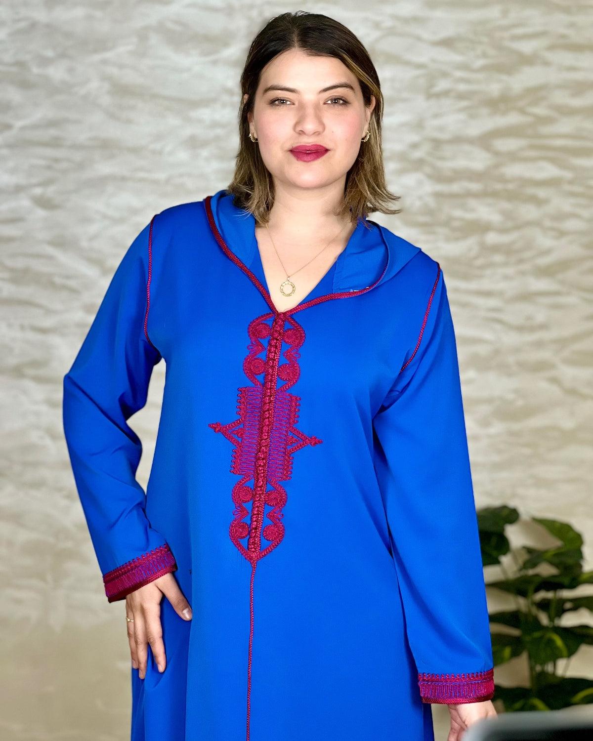 Djellaba marocaine en crêpe Rosa à broderies – Modèle V – Vue 2