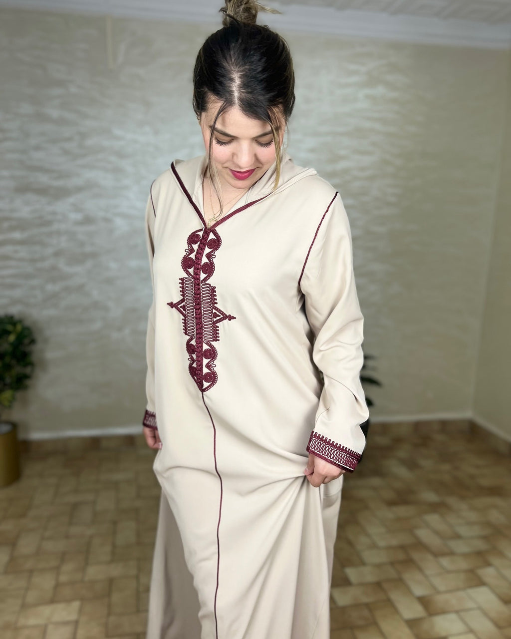 Djellaba marocaine en crêpe Rosa à broderies – Modèle V – Vue 10