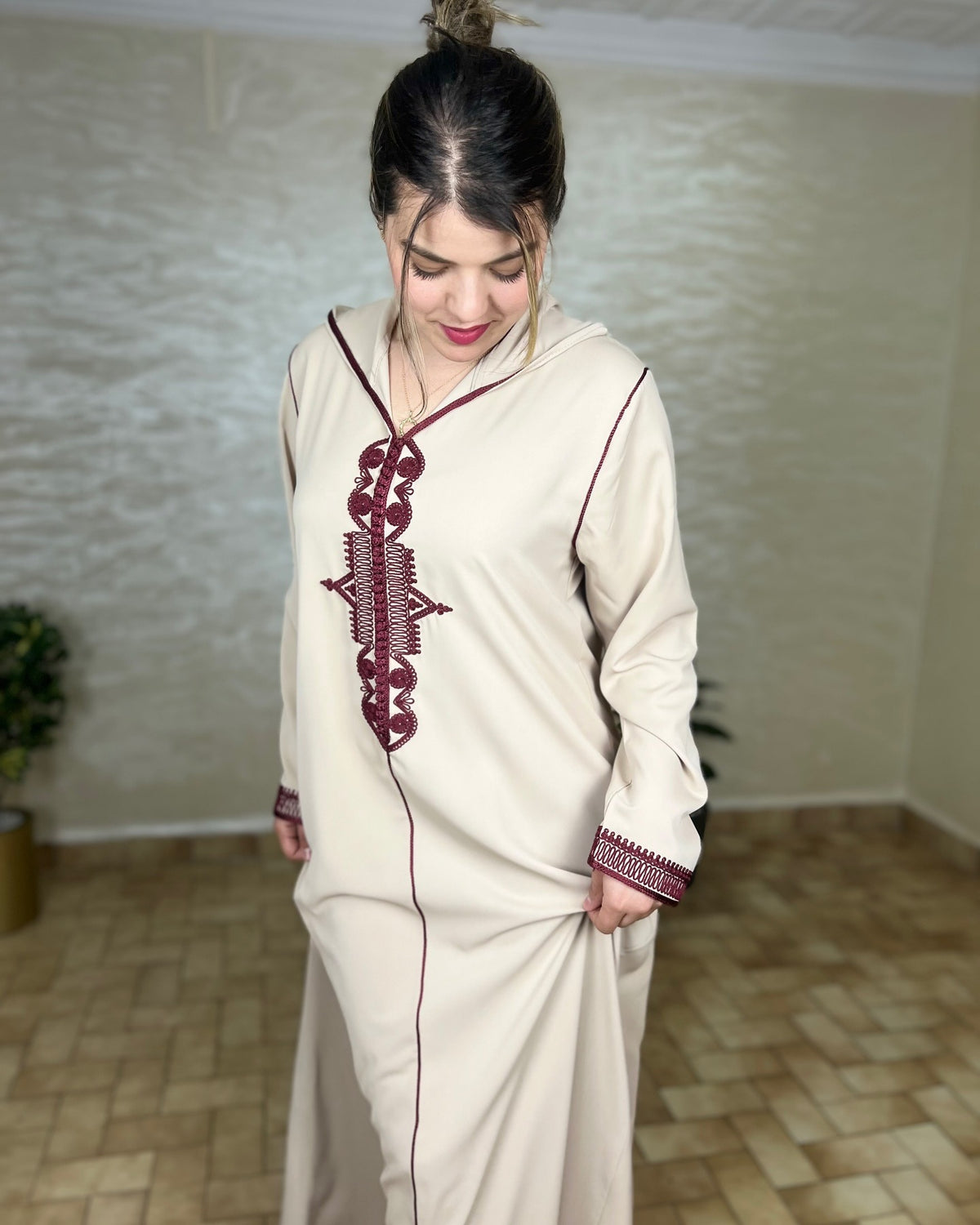 Djellaba marocaine en crêpe Rosa à broderies – Modèle V – Vue 10