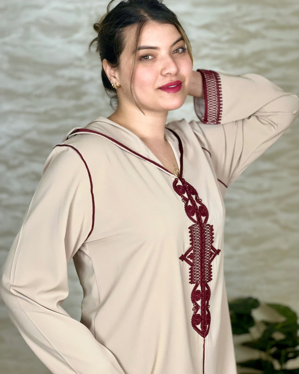 Djellaba marocaine en crêpe Rosa à broderies – Modèle V – Vue 12