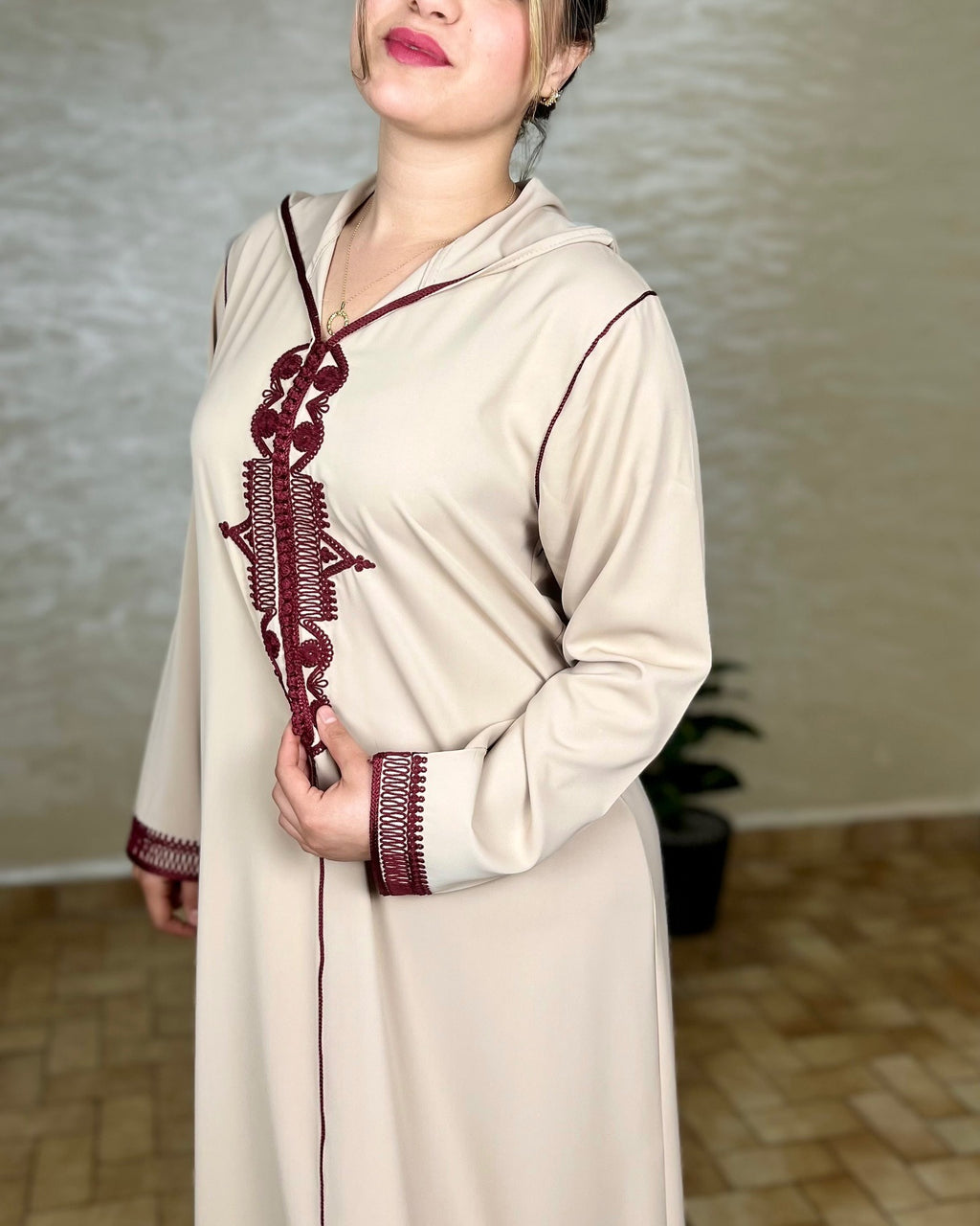 Djellaba marocaine en crêpe Rosa à broderies – Modèle V – Vue 11