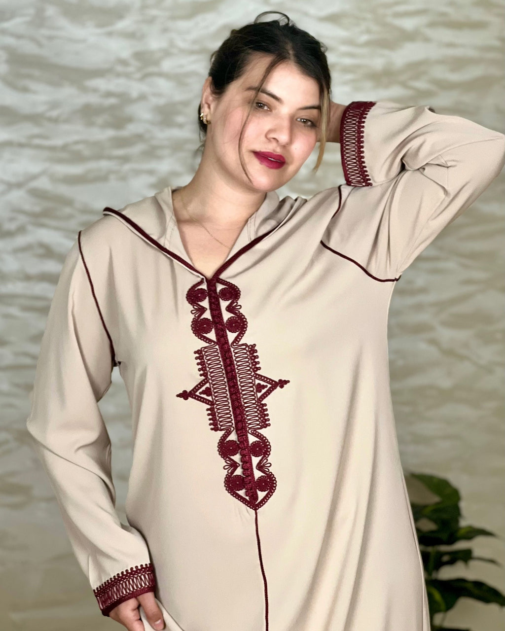 Djellaba marocaine en crêpe Rosa à broderies – Modèle V – Vue 13