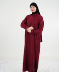 Robe longue à fines rayures et col montant — Bordeaux