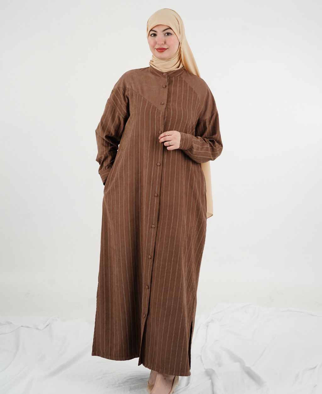 Robe longue à fines rayures et col montant — Marron