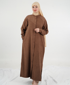 Robe longue à fines rayures et col montant — Marron