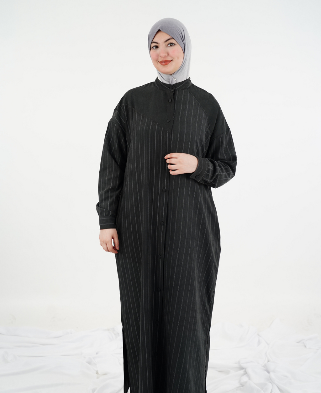 Robe longue à fines rayures et col montant — Noir