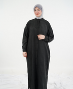 Robe longue à fines rayures et col montant — Noir
