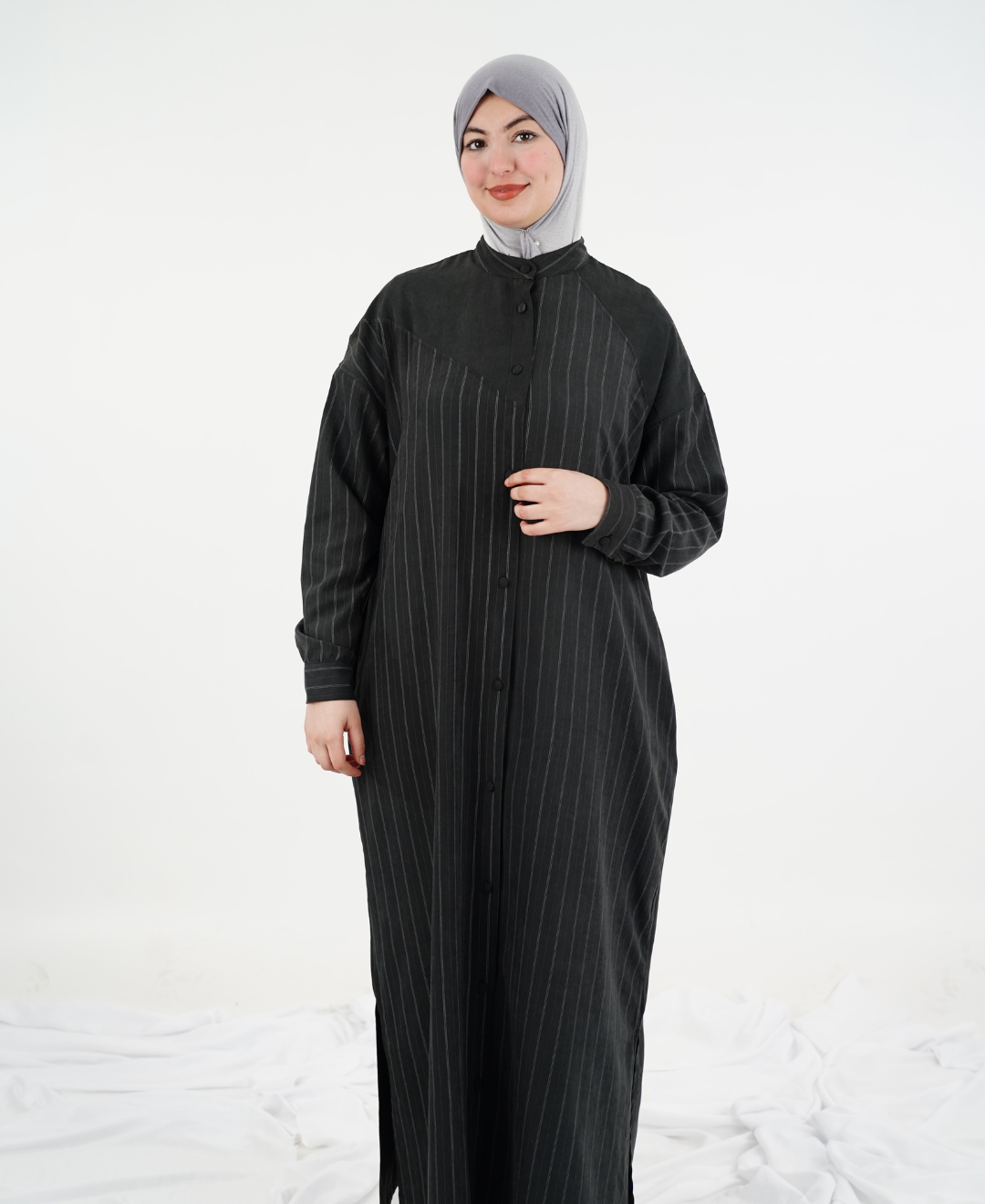 Robe longue à fines rayures et col montant — Noir