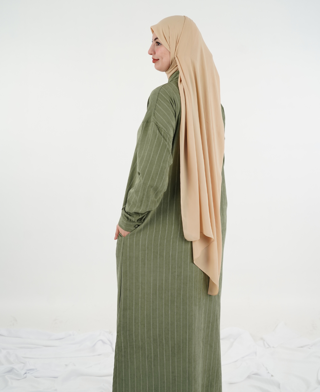 Robe longue à fines rayures et col montant — Kaki