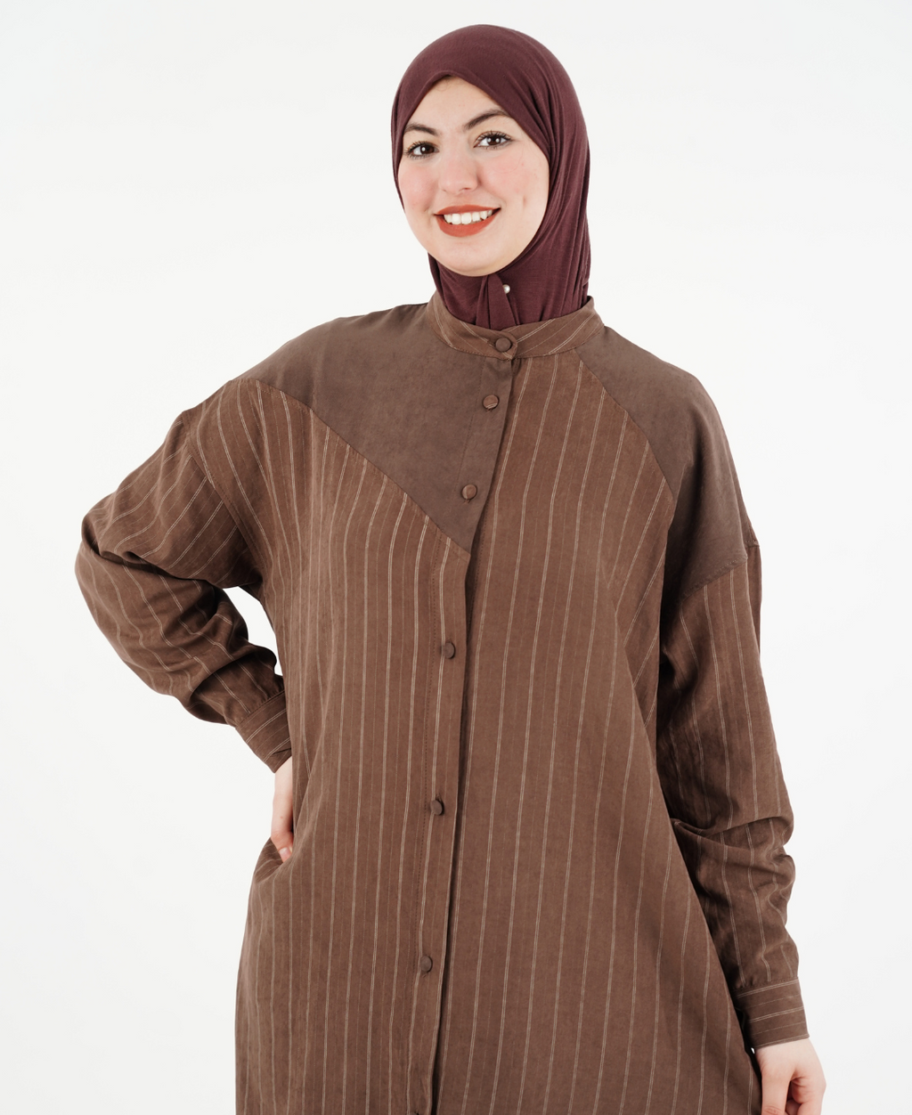 Robe longue à fines rayures et col montant — Chocolat