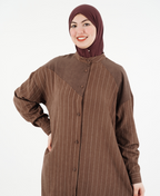 Robe longue à fines rayures et col montant — Chocolat