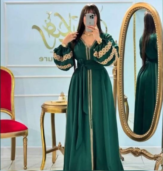 Caftan en crêpe Rosa à sfifa et aakad avec ceinture – Vue 2