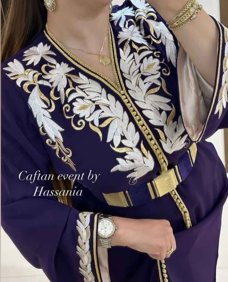 Caftan en crêpe Rosa à broderies rbaties florales – Vue 5