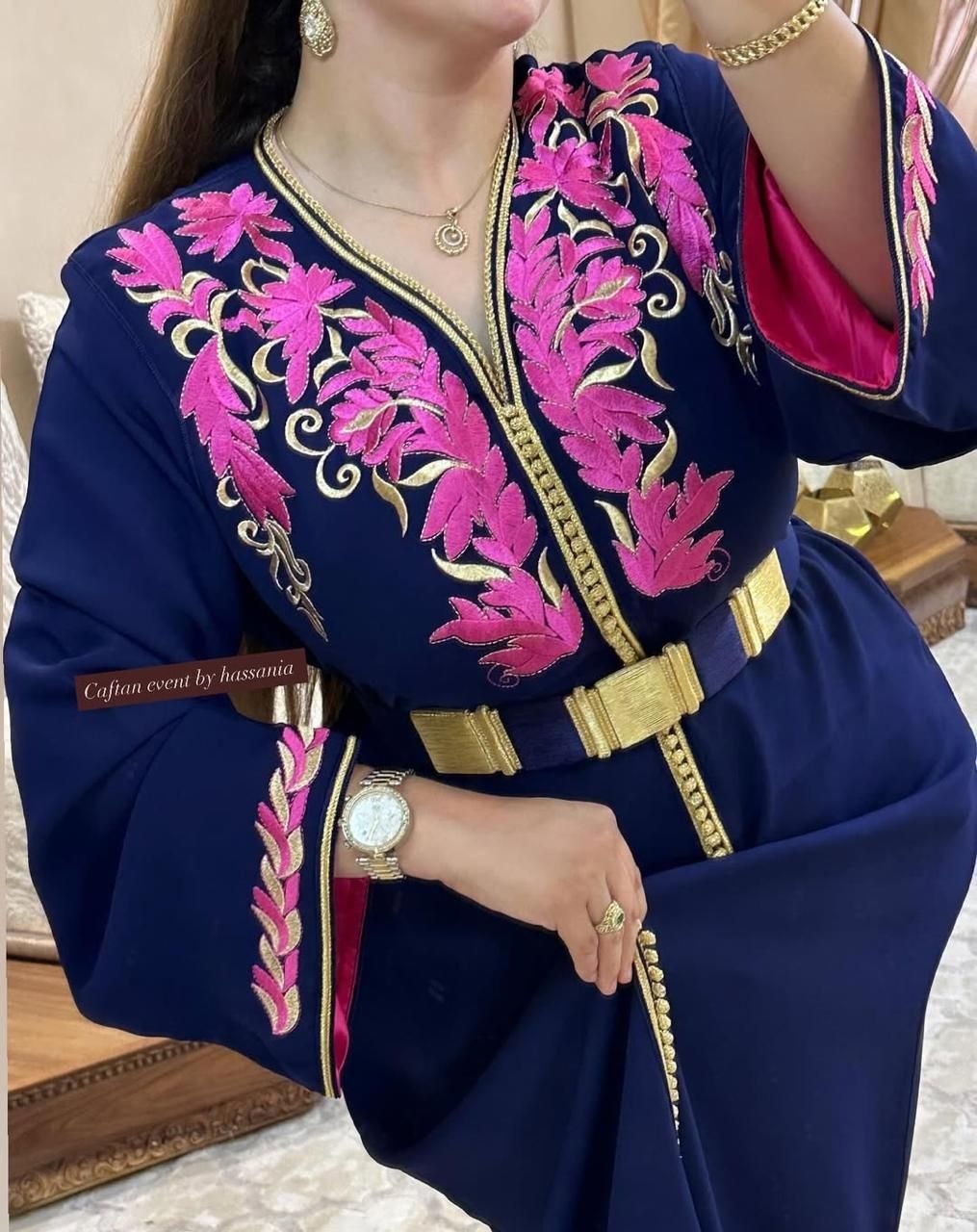 Caftan en crêpe Rosa à broderies rbaties florales – Vue 6