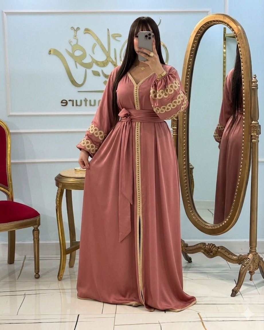Caftan en crêpe Rosa à sfifa et aakad avec ceinture – Vue 4