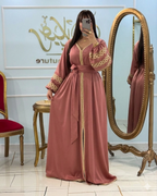 Caftan en crêpe Rosa à sfifa et aakad avec ceinture – Vue 4