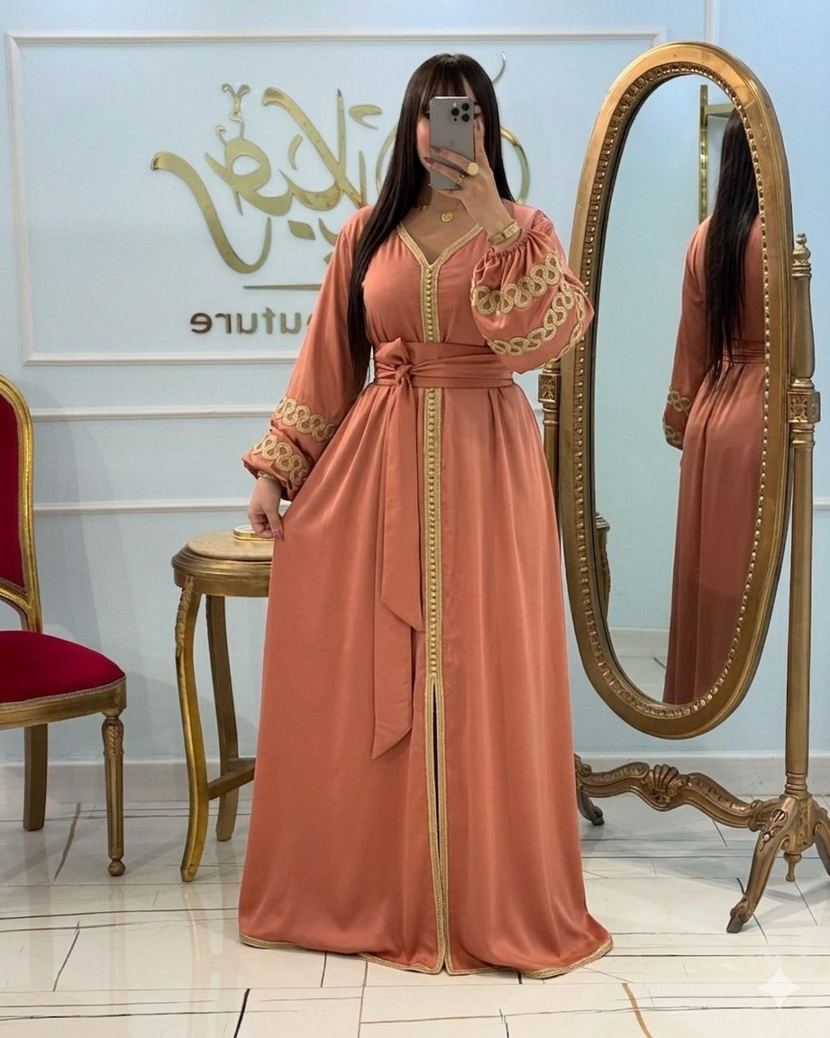 Caftan en crêpe Rosa à sfifa et aakad avec ceinture – Vue 5