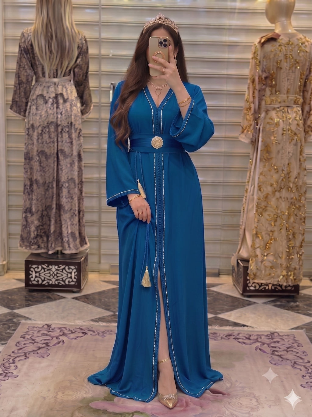 Caftan Hmaoui perlé en crêpe de soie avec ceinture à broche – Vue 2