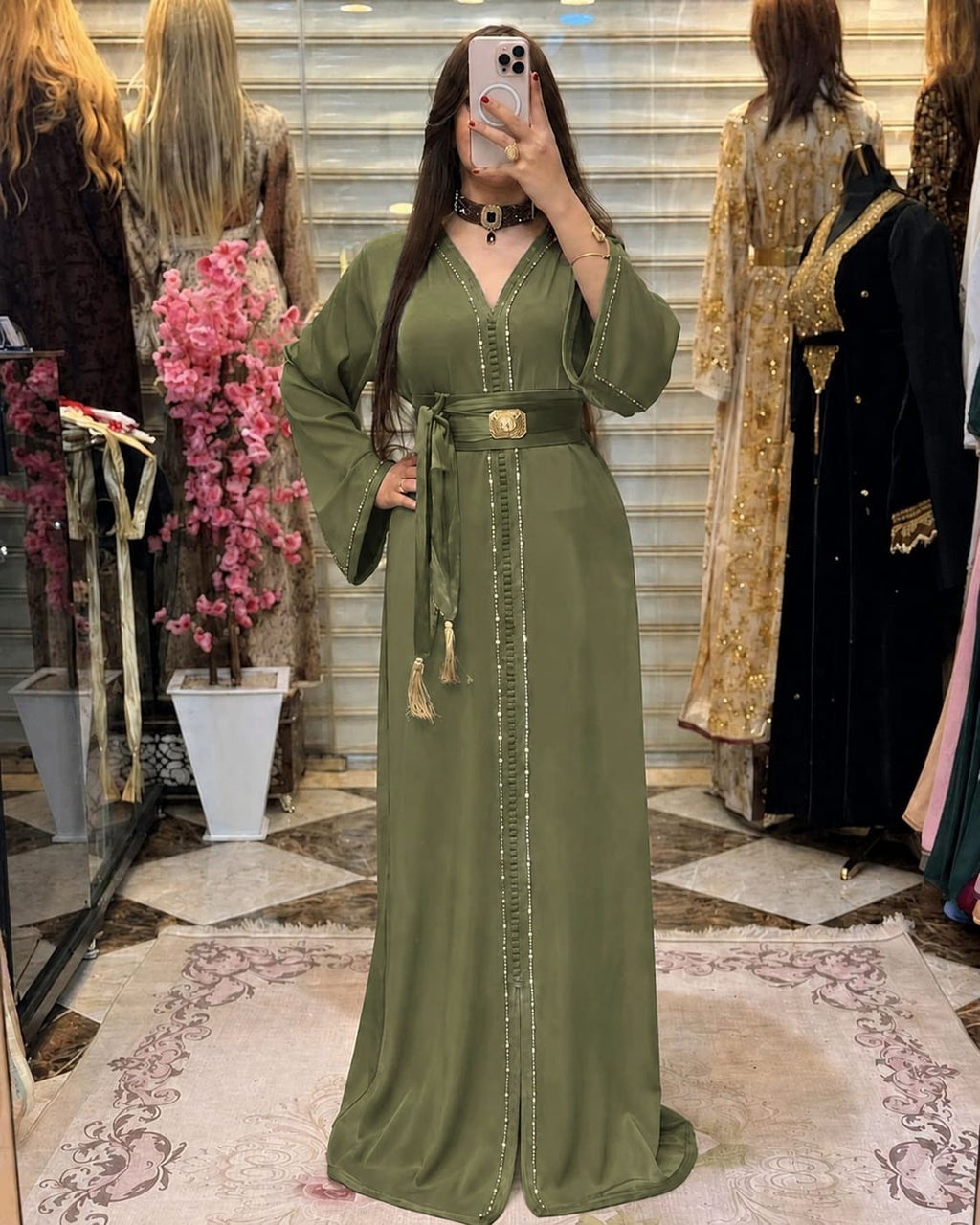 Caftan Hmaoui perlé en crêpe de soie avec ceinture à broche – Vue 4
