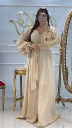 Caftan en crêpe Rosa à sfifa et aakad avec ceinture – Vue 9