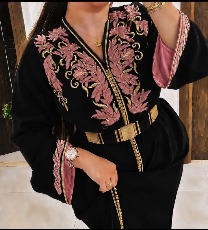Caftan en crêpe Rosa à broderies rbaties florales – Vue 12
