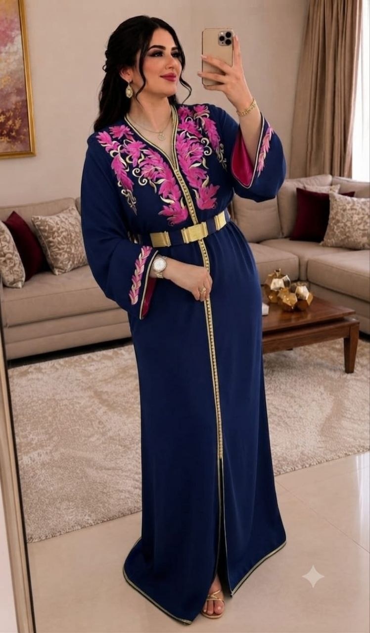 Caftan en crêpe Rosa à broderies rbaties florales – Vue 17