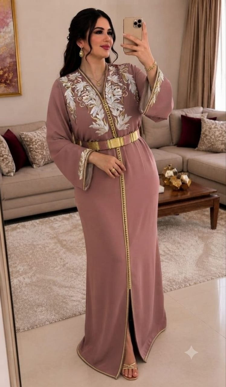 Caftan en crêpe Rosa à broderies rbaties florales – Vue 15