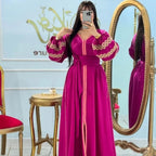 Caftan en crêpe Rosa à sfifa et aakad avec ceinture – Vue 11