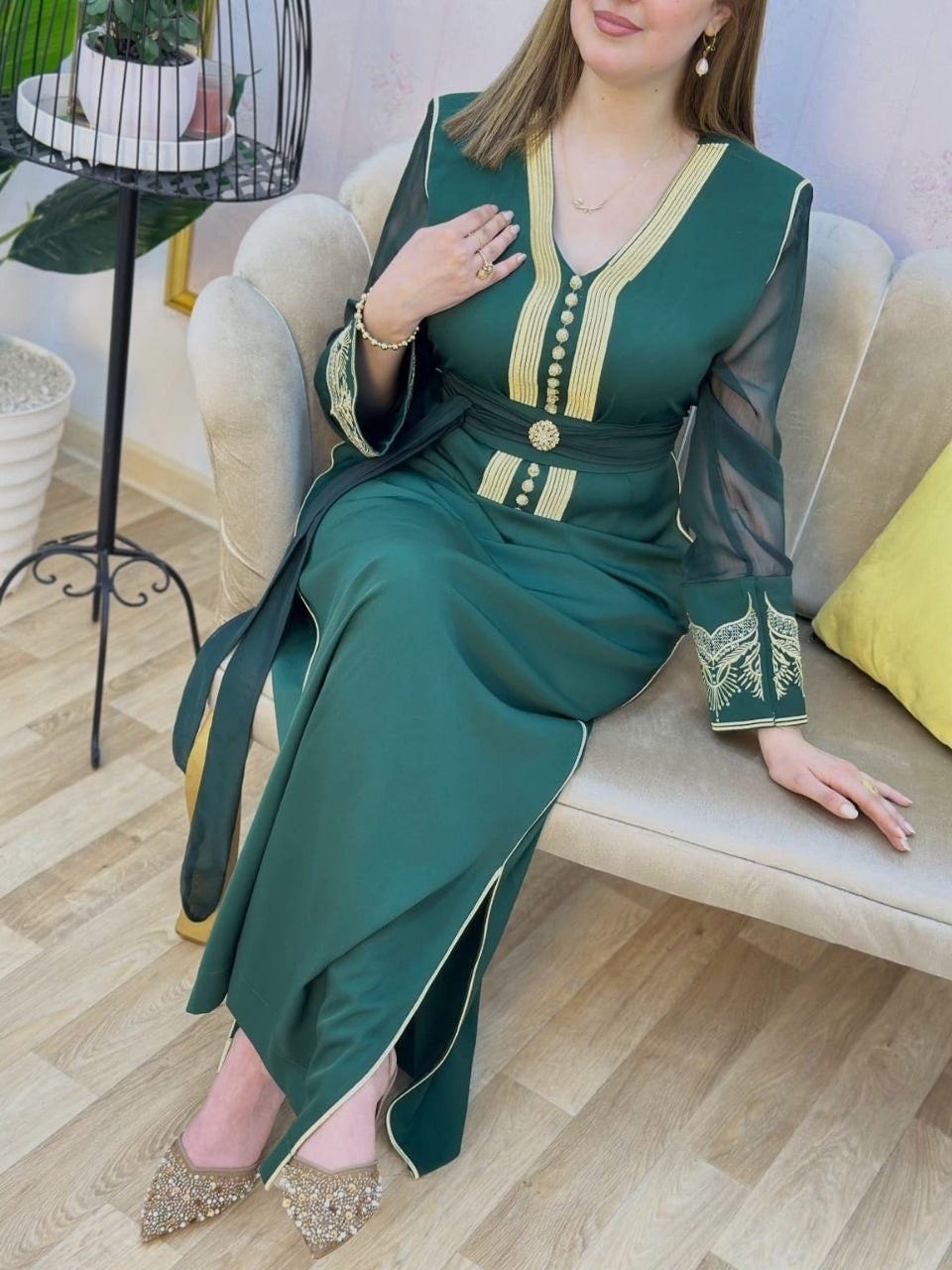Caftan en crêpe de soie à broderie rbatie avec ceinture – Vue 9