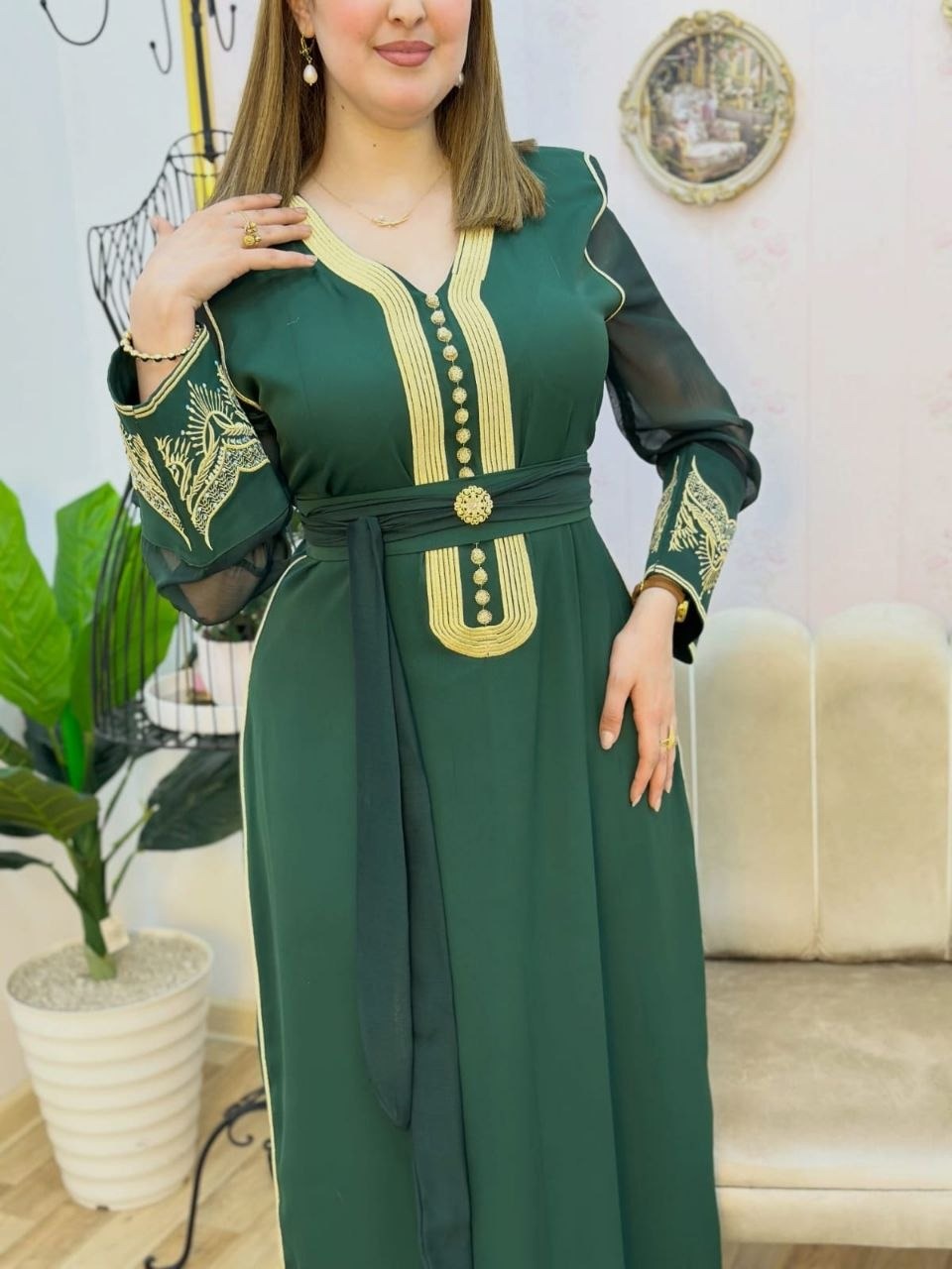 Caftan en crêpe de soie à broderie rbatie avec ceinture – Vue 8