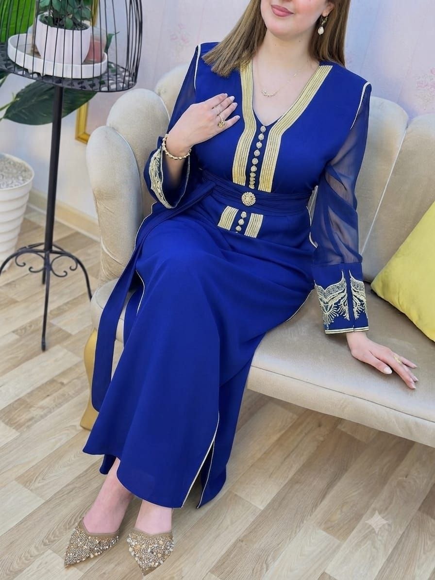 Caftan en crêpe de soie à broderie rbatie avec ceinture – Vue 13