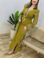 Caftan en crêpe de soie à broderie rbatie avec ceinture – Vue 11