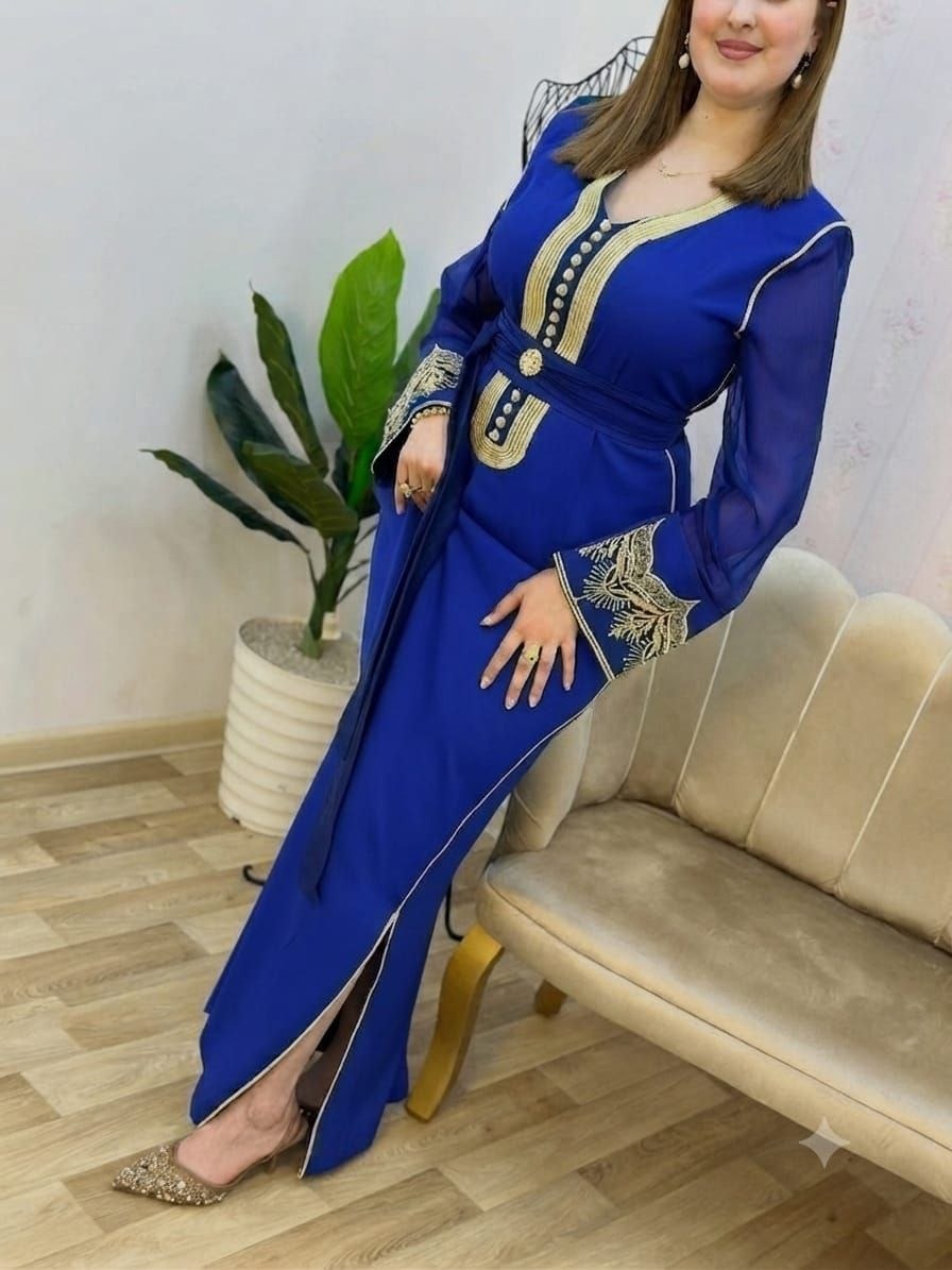 Caftan en crêpe de soie à broderie rbatie avec ceinture – Vue 6