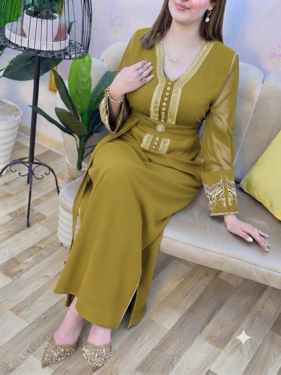 Caftan en crêpe de soie à broderie rbatie avec ceinture – Vue 5