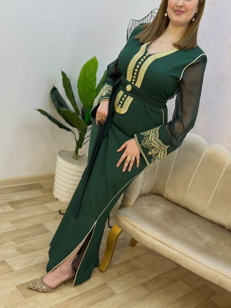 Caftan en crêpe de soie à broderie rbatie avec ceinture – Vue 3