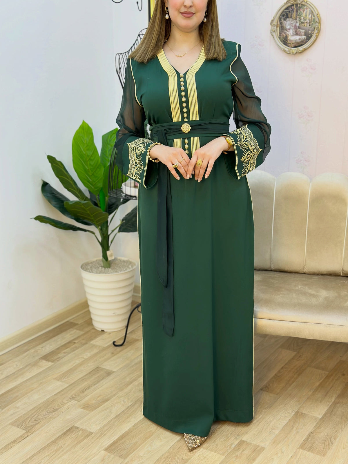 Caftan en crêpe de soie à broderie rbatie avec ceinture – Vue 16