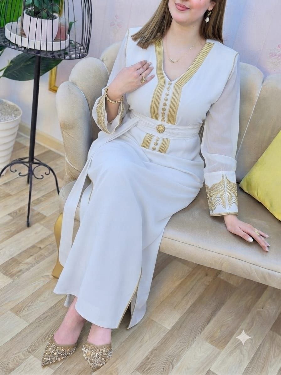 Caftan en crêpe de soie à broderie rbatie avec ceinture – Vue 14