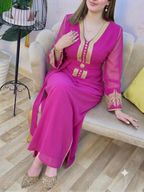 Caftan en crêpe de soie à broderie rbatie avec ceinture – Vue 18