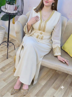 Caftan en crêpe de soie à broderie rbatie avec ceinture – Vue 17